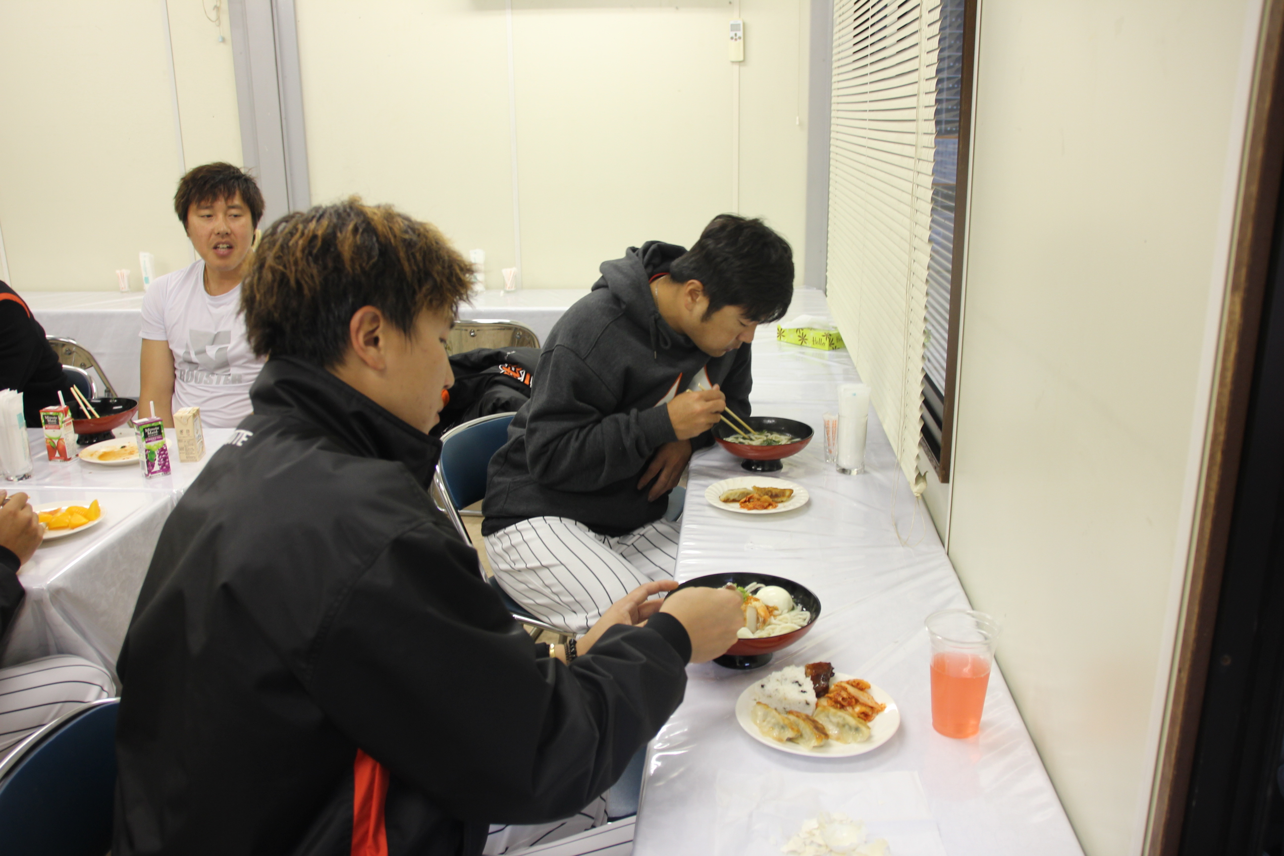 맛있는 점심을 먹는 박준서와 문규현